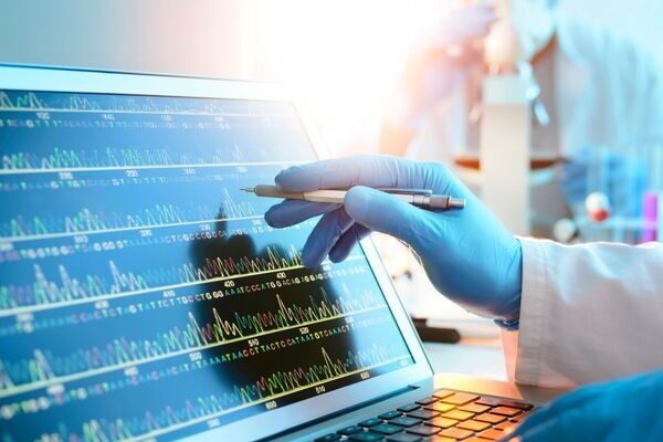 csm_Scientist_Looking_at_DNA_Sequence_on_a_Computer_content_cbebef90a6